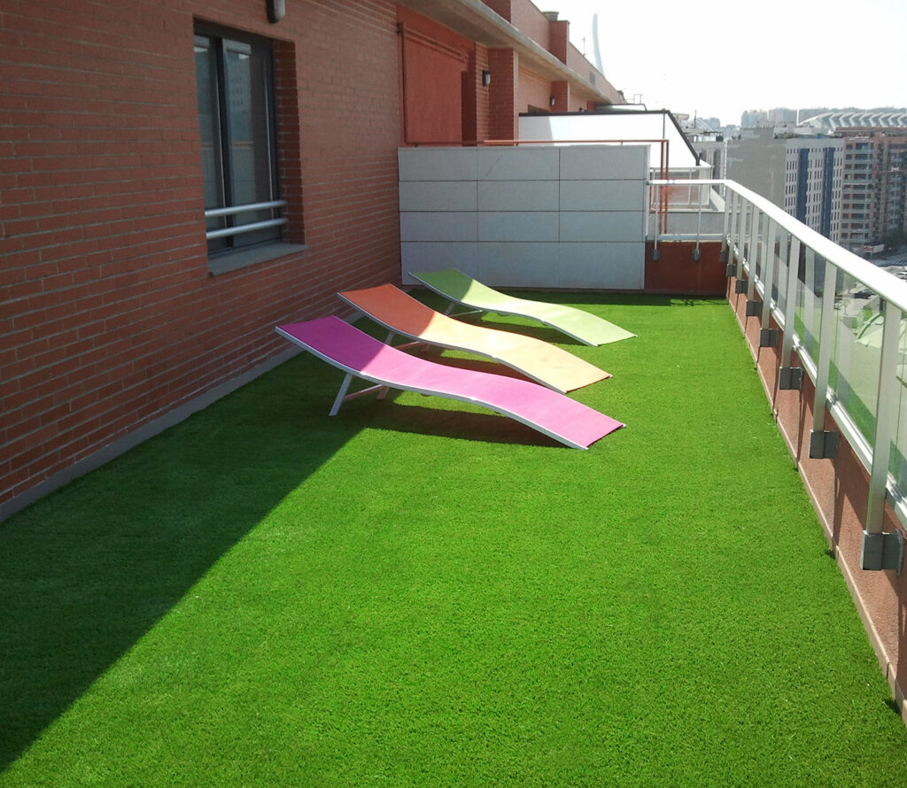 3 chaises longues colorées
