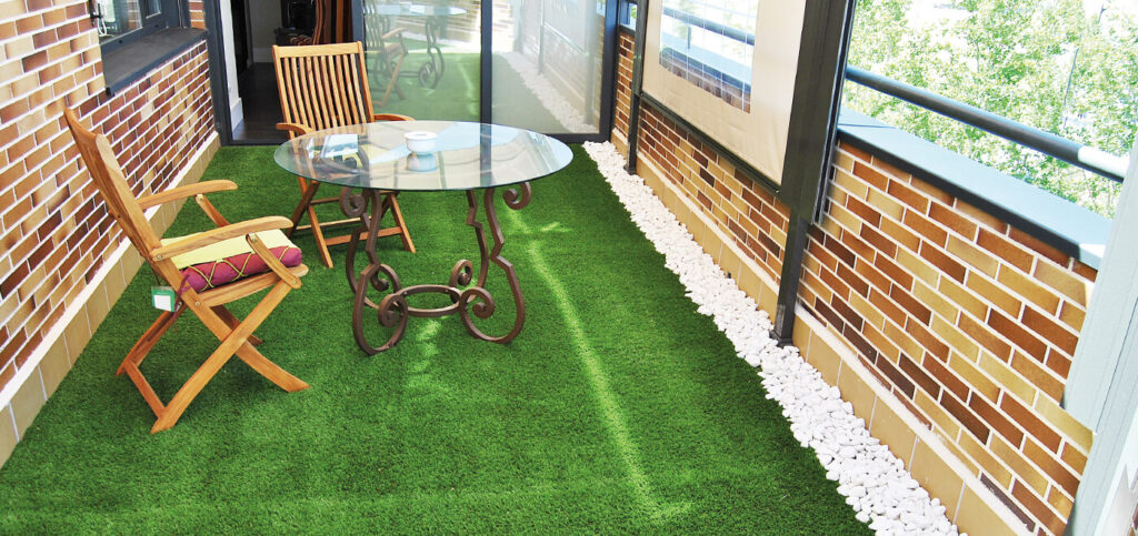 se presenta tempo el cesped artificial disenado especialmente para terrazas patios y balcones