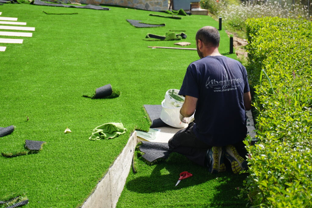 Instalador de césped artificial de Albergrass trabajando