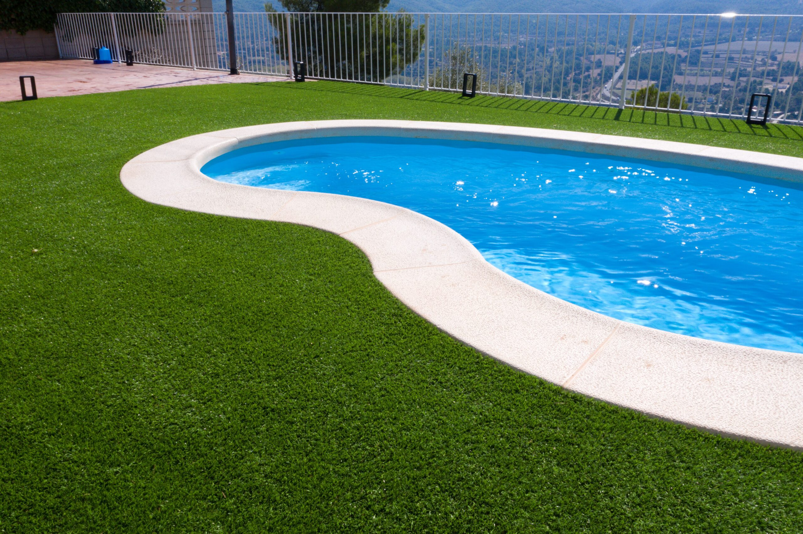 césped con piscina