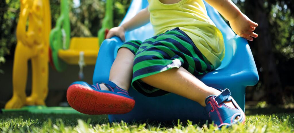 Niño disfrutando de su parque con césped de Albergrass