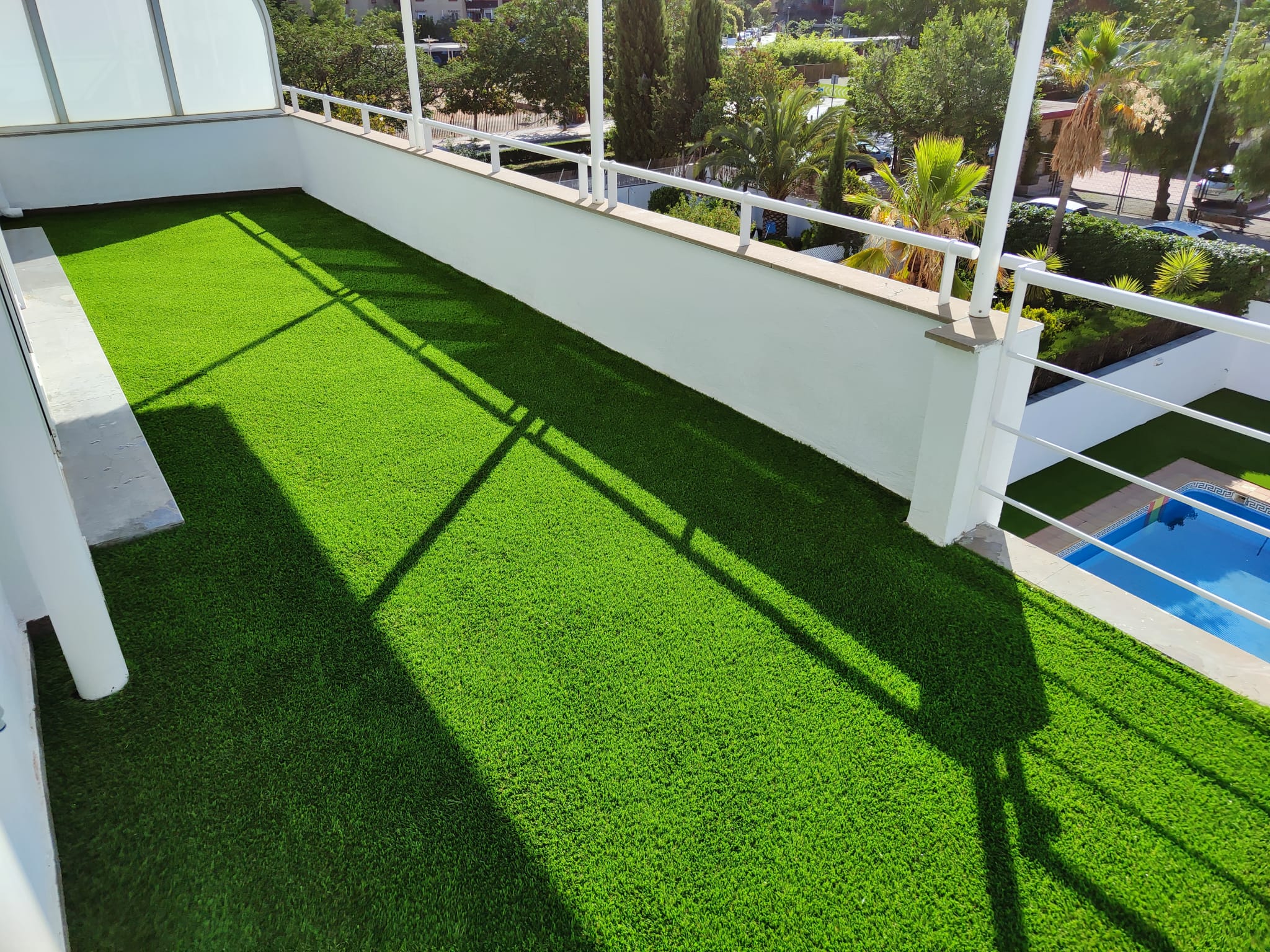 Albergrass-césped-artificial-balcón